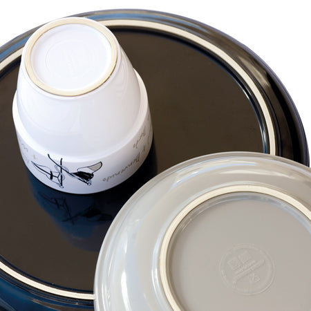 Elegant Marine Business tallerken, prydet med maritimt motiver, anrettet med dessert
