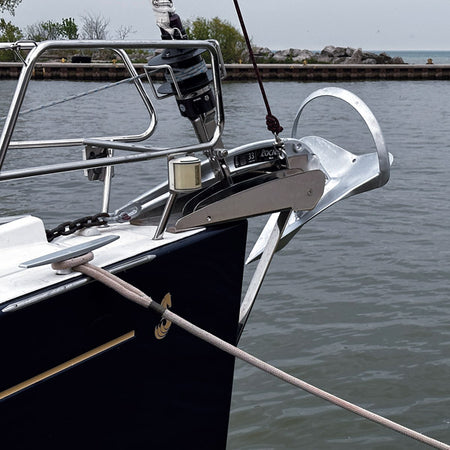Rocna anker MK2 15Kg placeret på båd i havnen