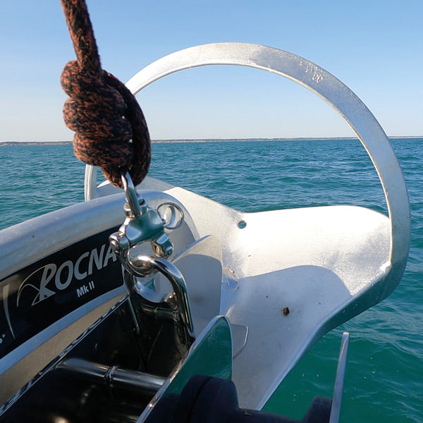 Forfra tæt på Rocna anker MK2, detaljeret galvanisering og form.