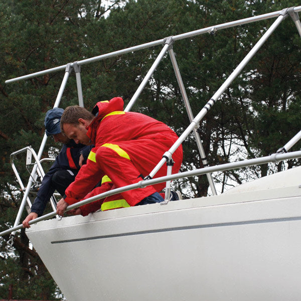 NOA dæksstativ monteret på båd, vist i brug