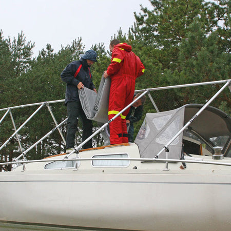 NOA dæksstativ med udligger monteret på dækket af en yacht.