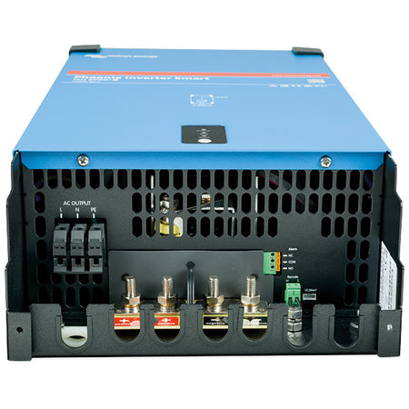 Victron Phoenix Inverter 12/1600 installeret i en båd, klar til brug