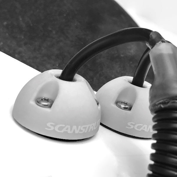 ScanStrut dæksgennemføring i grå, set fra siden, fremhæver designet.