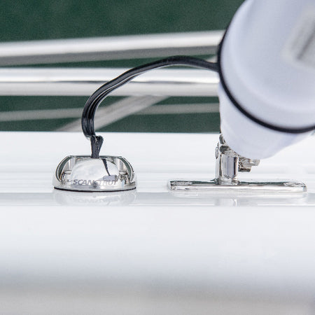 Detalje af ScanStrut dæksgennemføring, viser tilslutningsmuligheder i 30mm