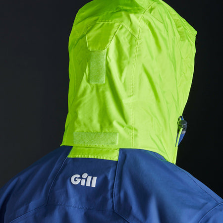 Gill OS32J Coastal jakke i naturen, ved vandkanten