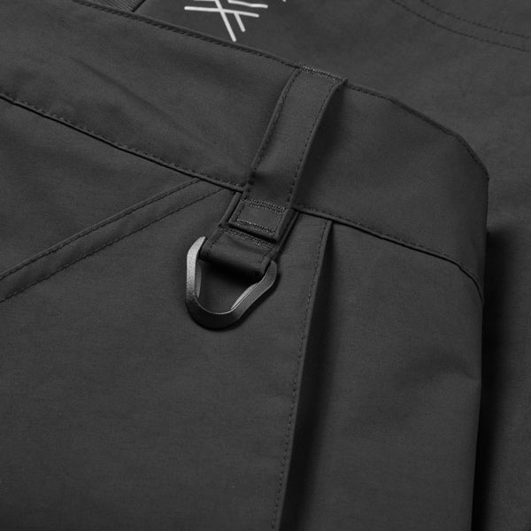 Gill OS33SH Coastal Shorts i brug på sejlads ved kysten.