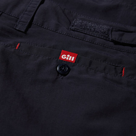Gill UV Tec shorts i navy lagt ud fladt, viser farve og materiale.