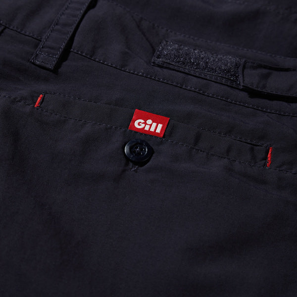 Gill UV Tec shorts i navy farve på stranddæk
