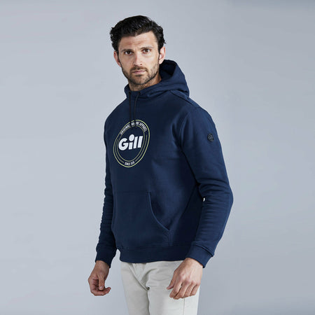 Gill Cavo Hoodie på en båd med bølger i baggrunden