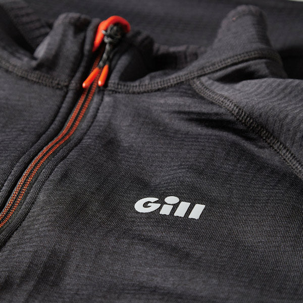 Gill 1081 fleece i grafit anbragt på en bænk ved vandet.