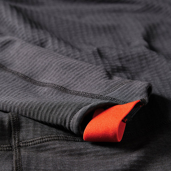 Model iført Gill 1081 fleece under sejlads på havet.