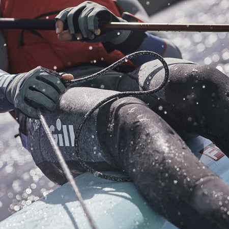 Gill 5002 skiff suit i grå med reflekterende elementer