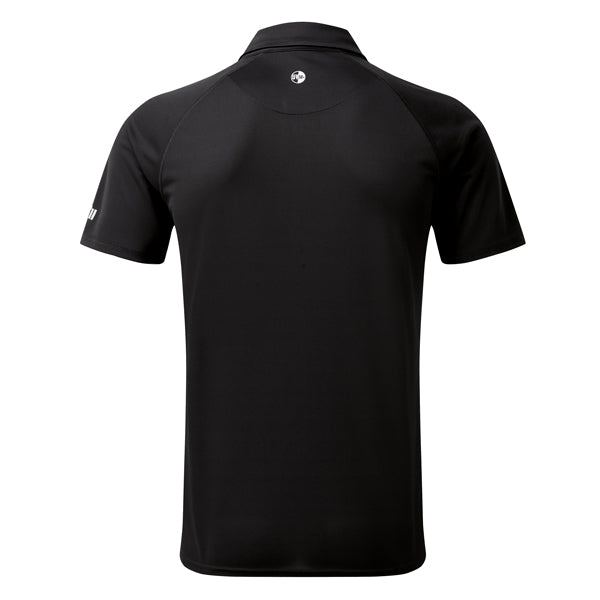 Gill UV008 polo i sort iført af mand på båd